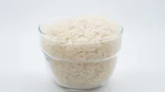 Glazen kom gevuld met rijst op witte tafel