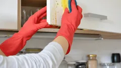 Oma's tip: zo verwijder je eenvoudig hardnekkig vet in de keuken en meer met een goedkoop middel