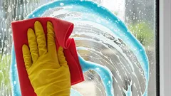 Eén lepel van dit ingrediënt in een kom water en je ramen gaan stralen: goedkope schoonmaaktip