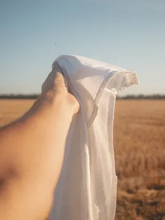 persoon bedekt met witte stof