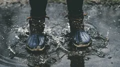 Persoon staand op spattend water buiten