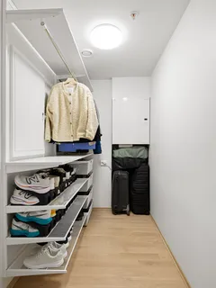 Een inloopkast vol schoenen overzichtelijk gerangschikt